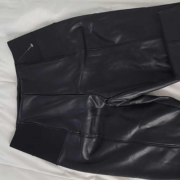 Faux leather leggings, with tummy control and elastic sides - Picture 5 of 8